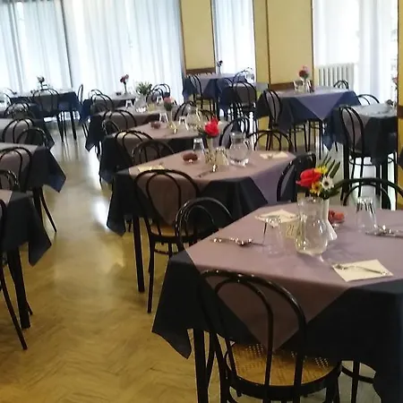 Half Moon Airport Restaurant Frühstückspension Rivazzurra Di Rimini