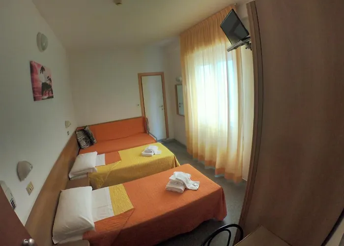 Half Moon Airport Restaurant Bed & Breakfast 3*