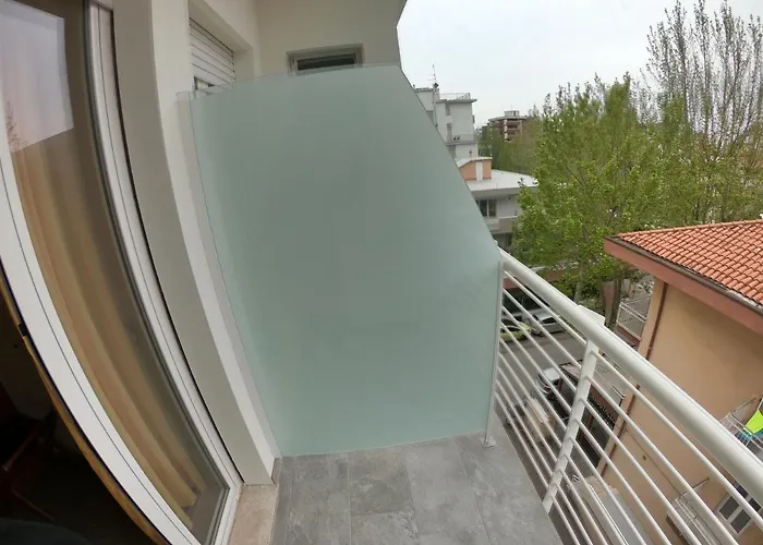 לינה וארוחת בוקר Half Moon Airport Restaurant 3*