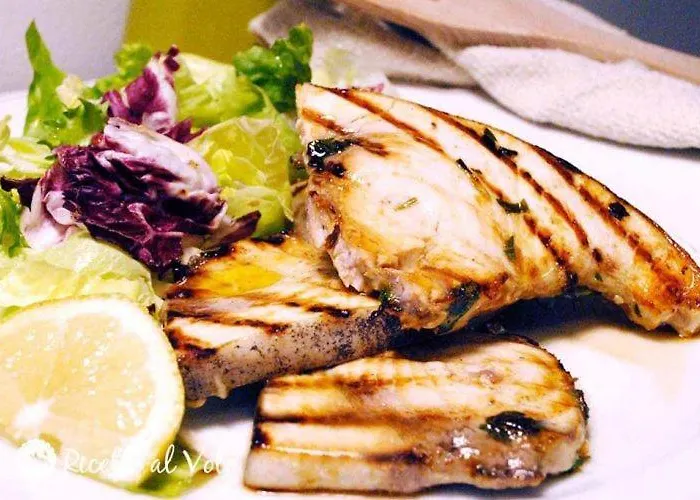 Half Moon Airport Restaurant לינה וארוחת בוקר 3*