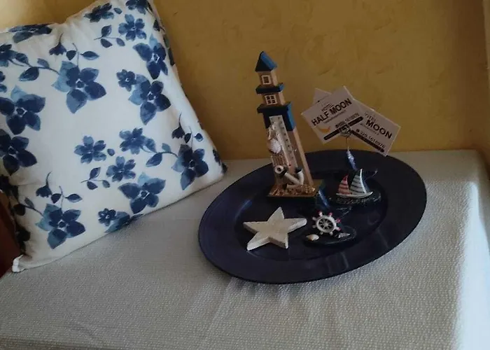 Half Moon Airport Restaurant לינה וארוחת בוקר