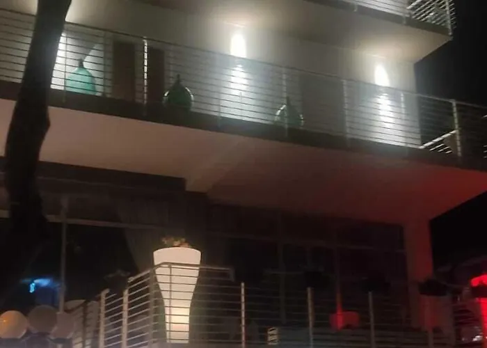 לינה וארוחת בוקר Half Moon Airport Restaurant 3*