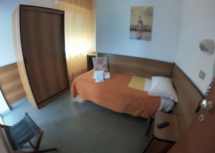 Half Moon Airport Restaurant Bed & Breakfast 3*