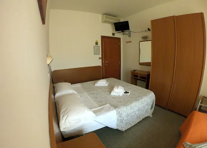 Bed & Breakfast Half Moon Airport Restaurant 3*