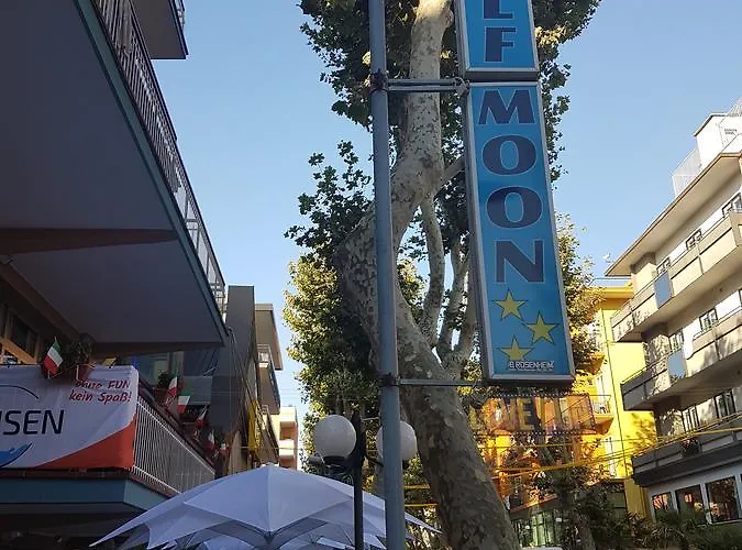 Half Moon Airport Restaurant לינה וארוחת בוקר