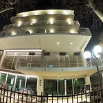 Half Moon Airport Restaurant Bed & Breakfast 3*