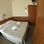 Bed & Breakfast Half Moon Airport Restaurant Rivazzurra Di Rimini