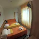 Half Moon Airport Restaurant Bed & Breakfast 3*