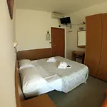 Bed & Breakfast Half Moon Airport Restaurant 3*