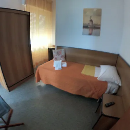 Half Moon Airport Restaurant Bed & Breakfast 3*