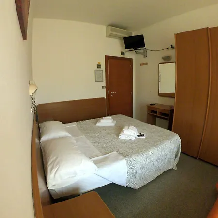 Bed & Breakfast Half Moon Airport Restaurant 3*