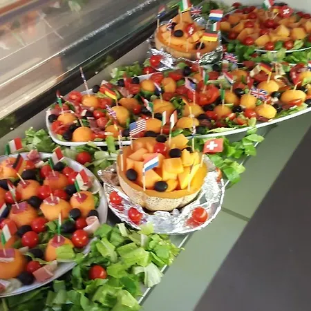 Half Moon Airport Restaurant 住宿加早餐酒店 3*