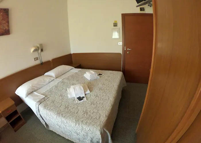 Bed & Breakfast Half Moon Airport Restaurant Rivazzurra Di Rimini