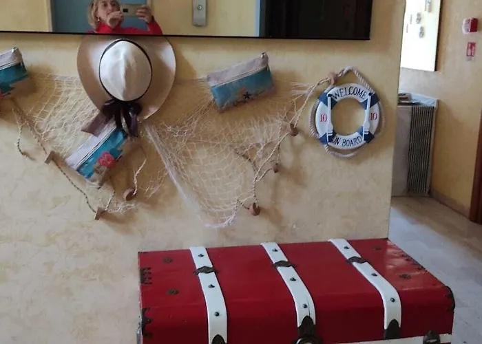 Couette-café Half Moon Airport Restaurant 3*