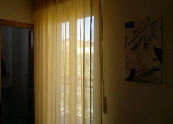 Half Moon Airport Restaurant Bed & Breakfast