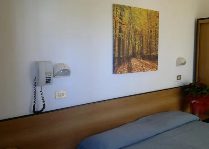 Half Moon Airport Restaurant Bed & Breakfast 3*