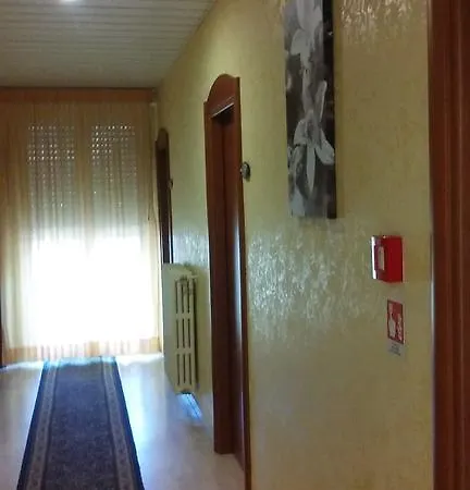 Nocleg ze śniadaniem Half Moon Airport Restaurant 3*