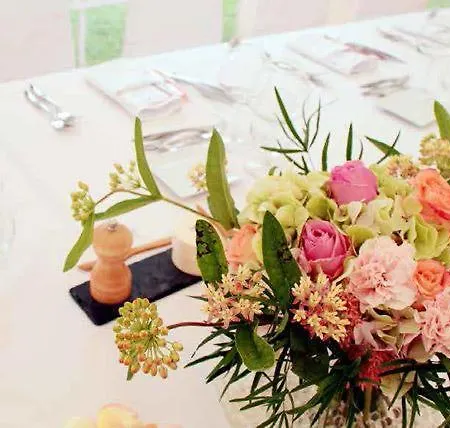 فندق مبيت وإفطار Half Moon Airport Restaurant 3*