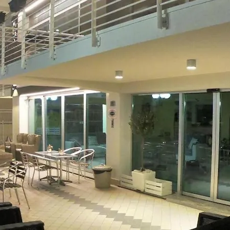 לינה וארוחת בוקר Half Moon Airport Restaurant