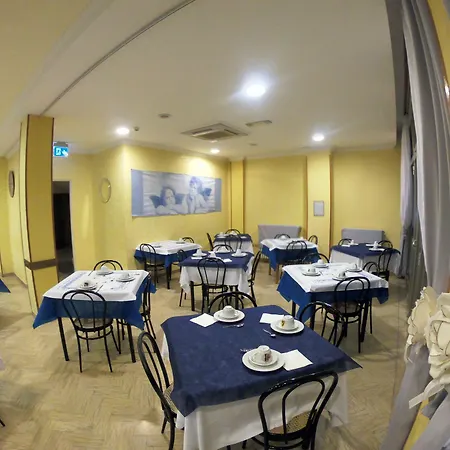לינה וארוחת בוקר Half Moon Airport Restaurant