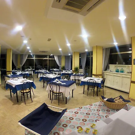 לינה וארוחת בוקר Half Moon Airport Restaurant Rivazzurra Di Rimini