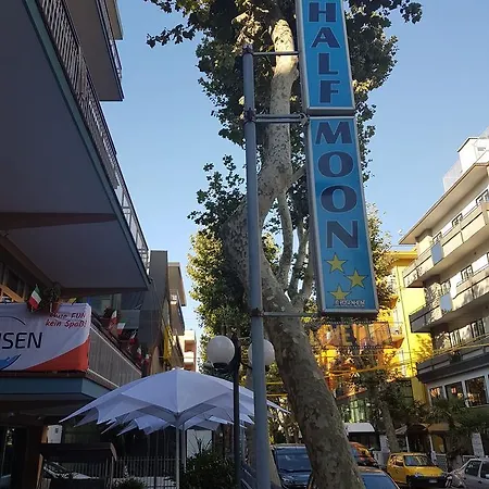 Half Moon Airport Restaurant לינה וארוחת בוקר