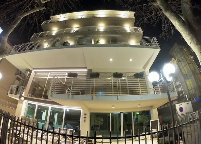 Half Moon Airport Restaurant לינה וארוחת בוקר 3*