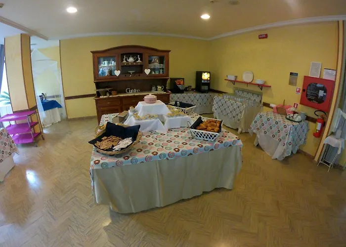 לינה וארוחת בוקר Half Moon Airport Restaurant 3*