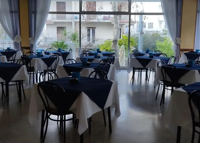לינה וארוחת בוקר Half Moon Airport Restaurant