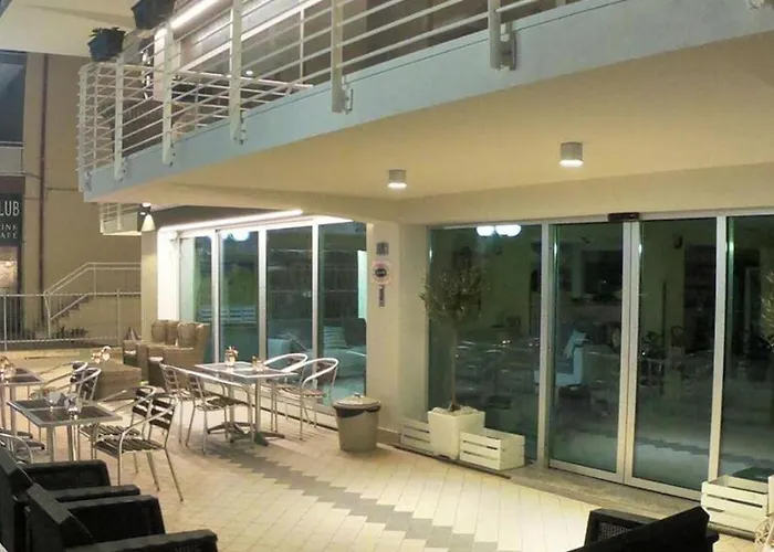 לינה וארוחת בוקר Half Moon Airport Restaurant