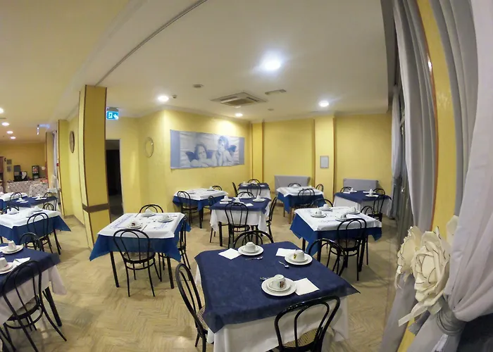 לינה וארוחת בוקר Half Moon Airport Restaurant
