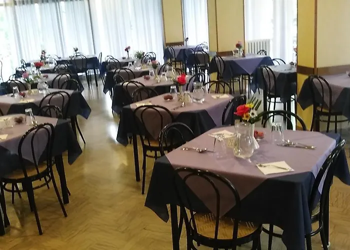 Half Moon Airport Restaurant לינה וארוחת בוקר Rivazzurra Di Rimini