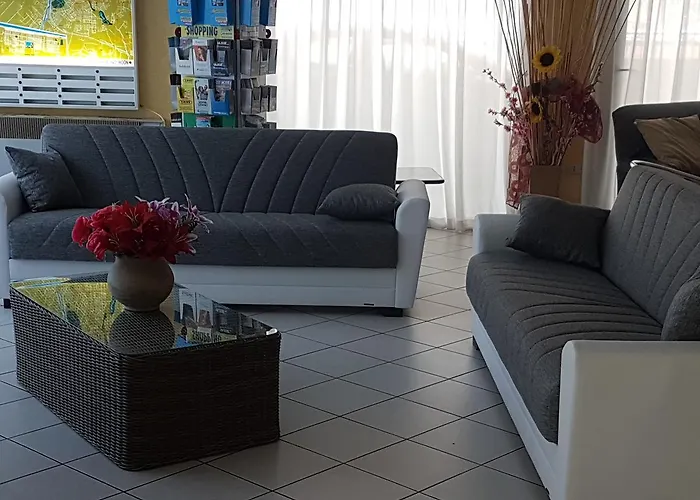 Half Moon Airport Restaurant לינה וארוחת בוקר Rivazzurra Di Rimini