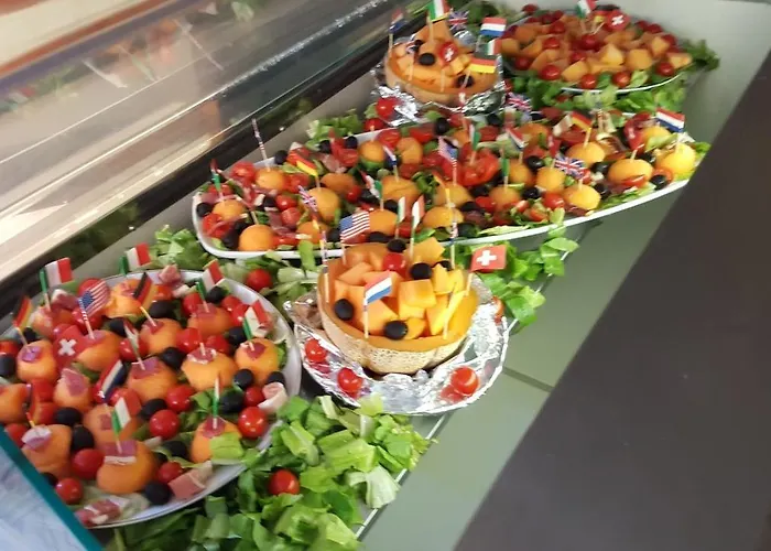 Half Moon Airport Restaurant לינה וארוחת בוקר 3*