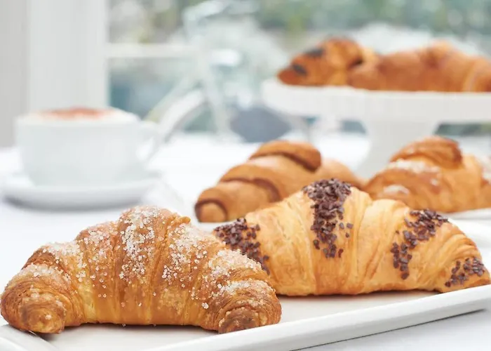 فندق مبيت وإفطار Half Moon Airport Restaurant