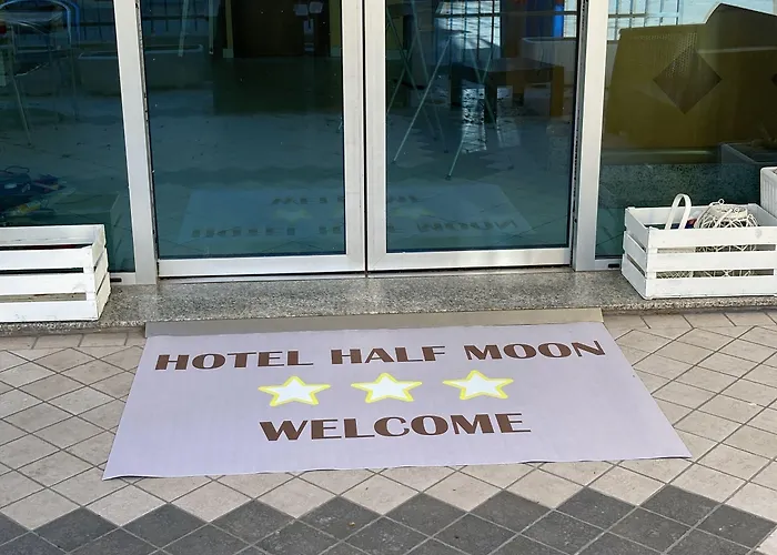فندق مبيت وإفطار Half Moon Airport Restaurant