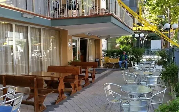 فندق مبيت وإفطار Half Moon Airport Restaurant 3*